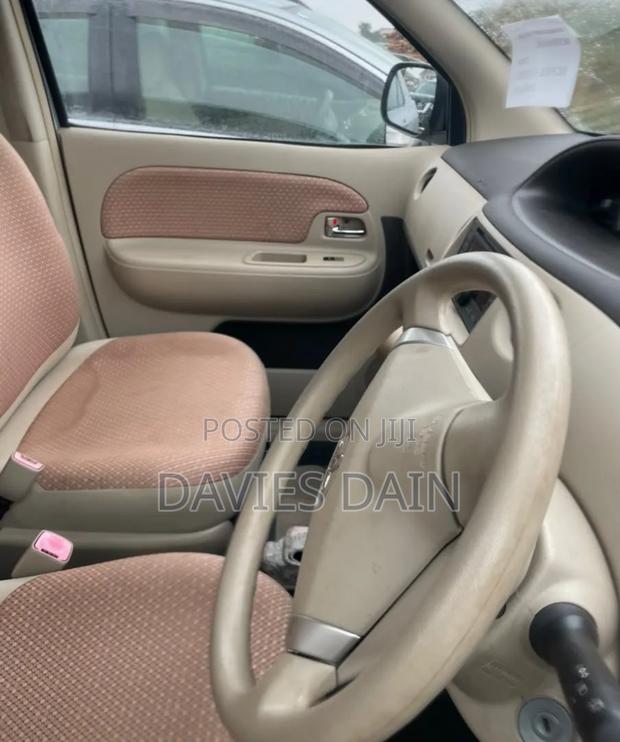 Toyota Sienta 2012 Silver