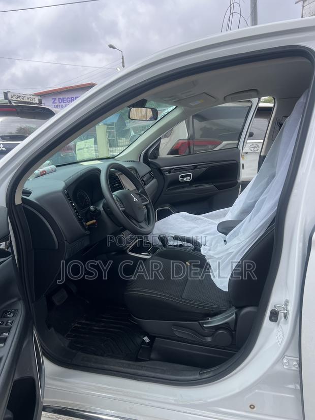 Mitsubishi Outlander ES 2022 White