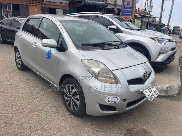 Toyota Vitz 1.5 FWD 5dr 2010 Silver