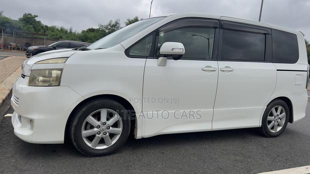 Toyota Voxy V 2WD 8-Seater 2010 White