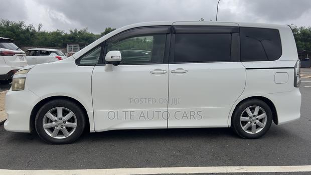 Toyota Voxy V 2WD 8-Seater 2010 White