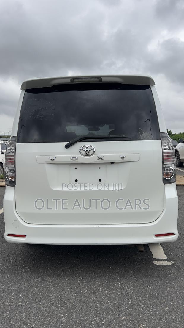 Toyota Voxy V 2WD 8-Seater 2010 White
