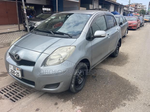 Toyota Vitz 1.3 FWD 5dr 2010 Silver