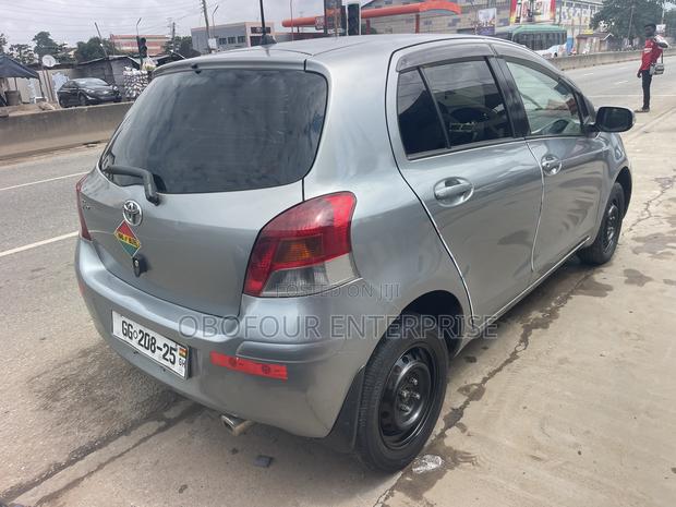 Toyota Vitz 1.3 FWD 5dr 2010 Silver