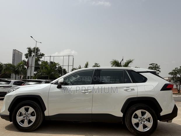 Toyota RAV4 LE 2022 White