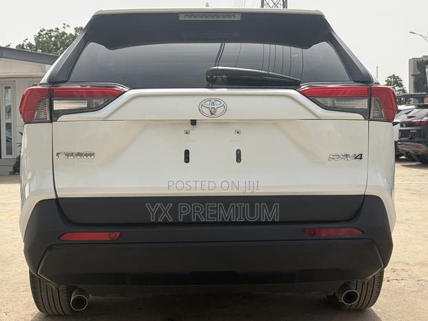 Toyota RAV4 LE 2022 White