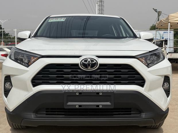 Toyota RAV4 LE 2022 White