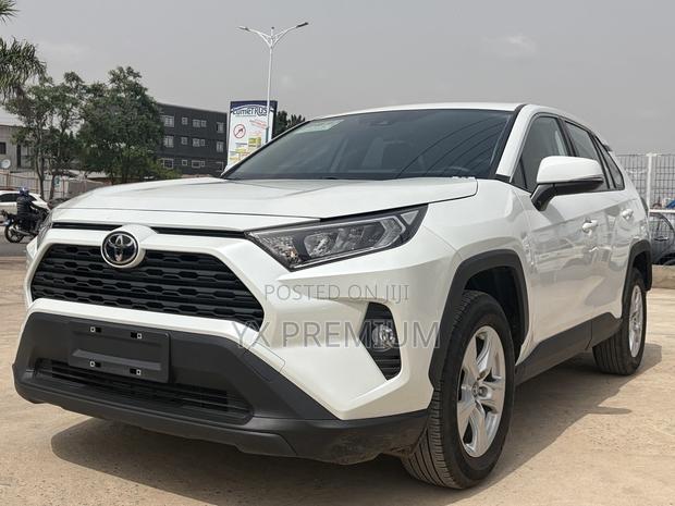 Toyota RAV4 LE 2022 White