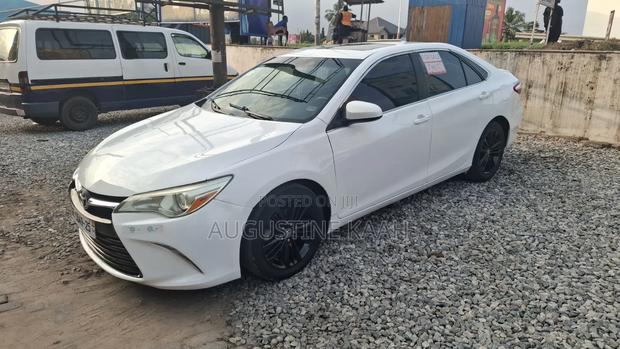 Toyota Camry SE 4dr Sedan (2.5L 4cyl 6A) 2015 White