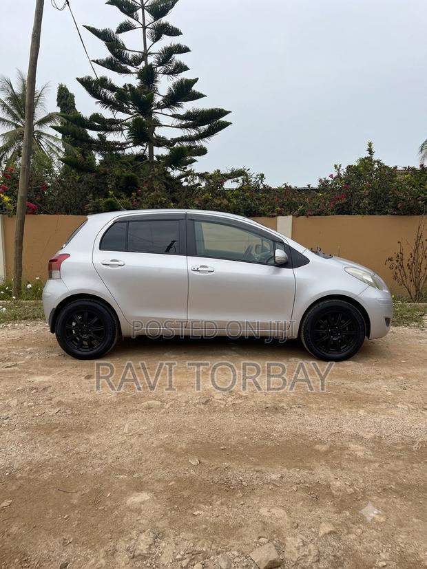 Toyota Vitz 2010 Silver