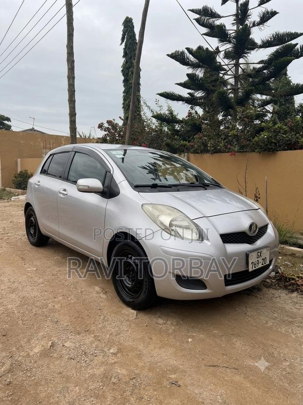 Toyota Vitz 2010 Silver