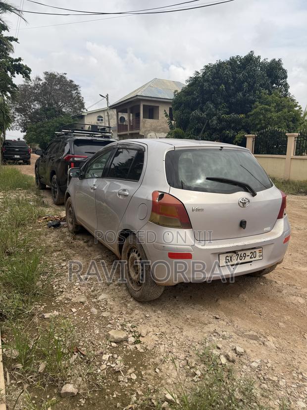 Toyota Vitz 2010 Silver