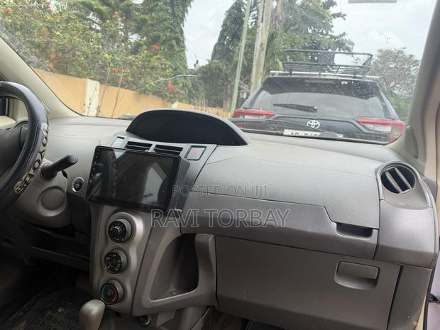 Toyota Vitz 2010 Silver