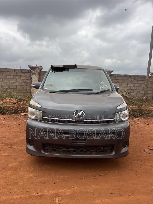 Toyota Voxy 2010 Black