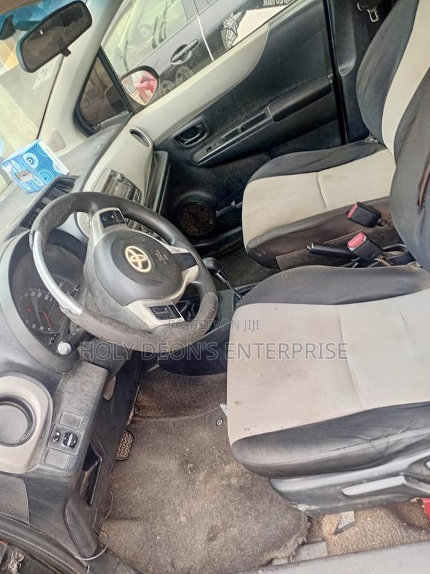 Toyota Vitz 1.3 FWD 5dr 2012 Black