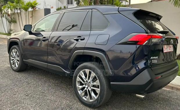 Toyota RAV4 XLE AWD 2020 Blue