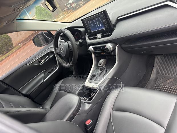 Toyota RAV4 XLE Premium 2022 Black