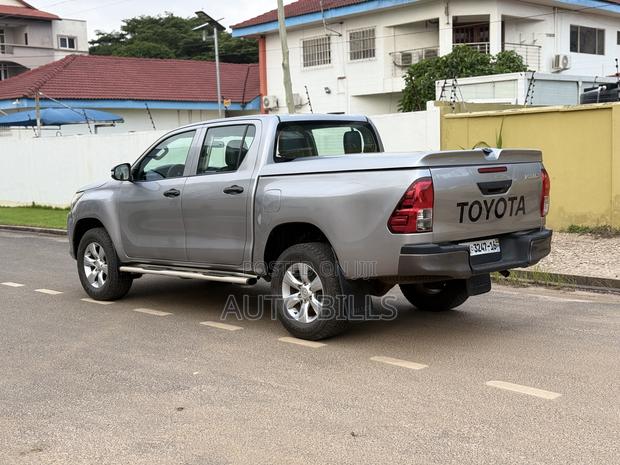 Toyota Hilux Revo Double Cab Petrol 2.7 AWD 2016 Silver