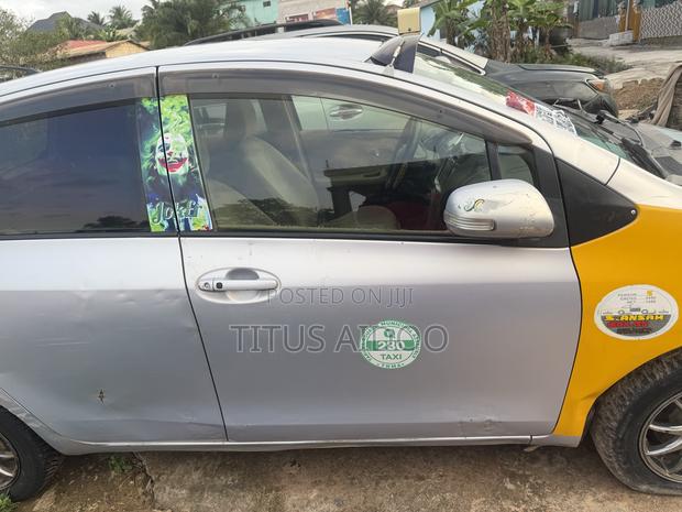 Toyota Vitz 2010 Silver