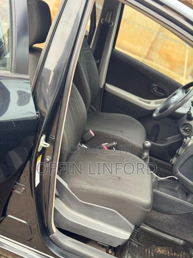 Toyota Yaris L Hatchback 3dr 2013 Black