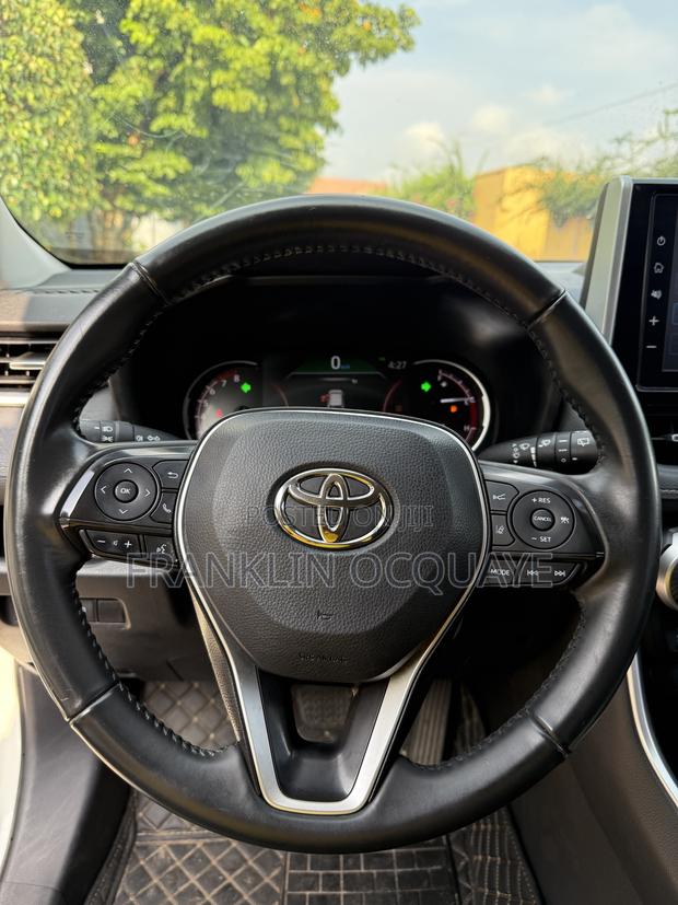 Toyota RAV4 2021 White