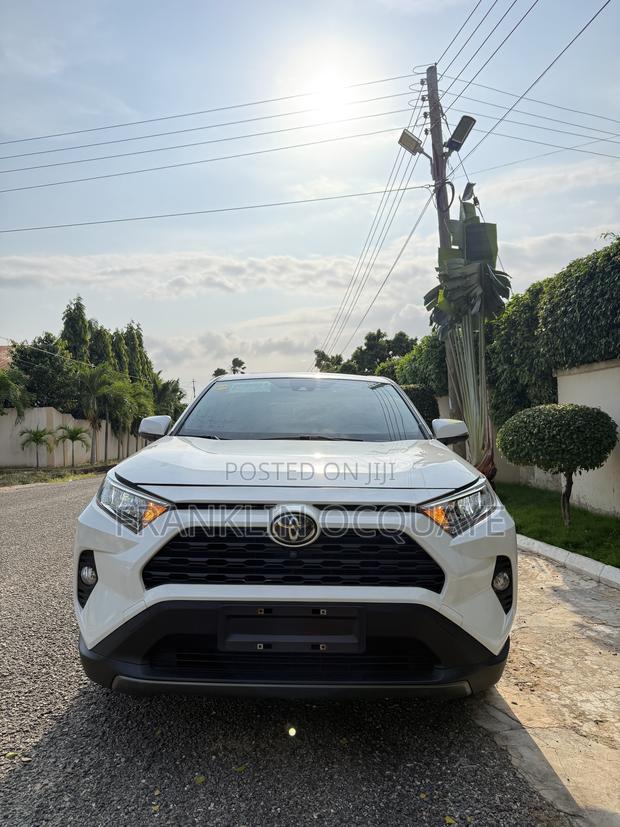 Toyota RAV4 2021 White