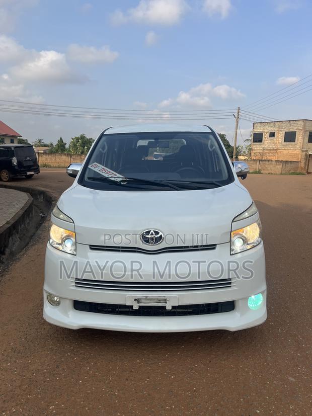 Toyota Voxy V 2WD 8-Seater 2011 White