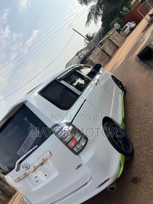 Toyota Voxy V 2WD 8-Seater 2011 White