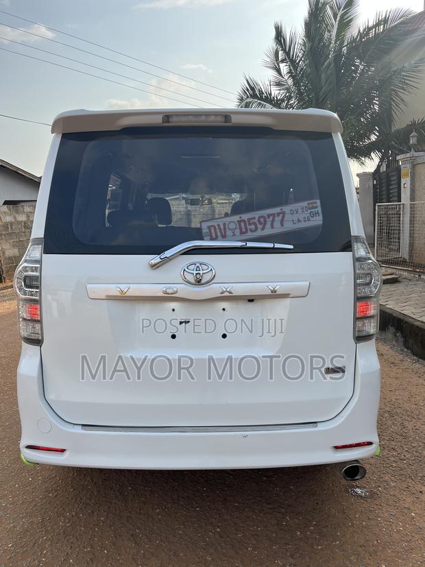 Toyota Voxy V 2WD 8-Seater 2011 White