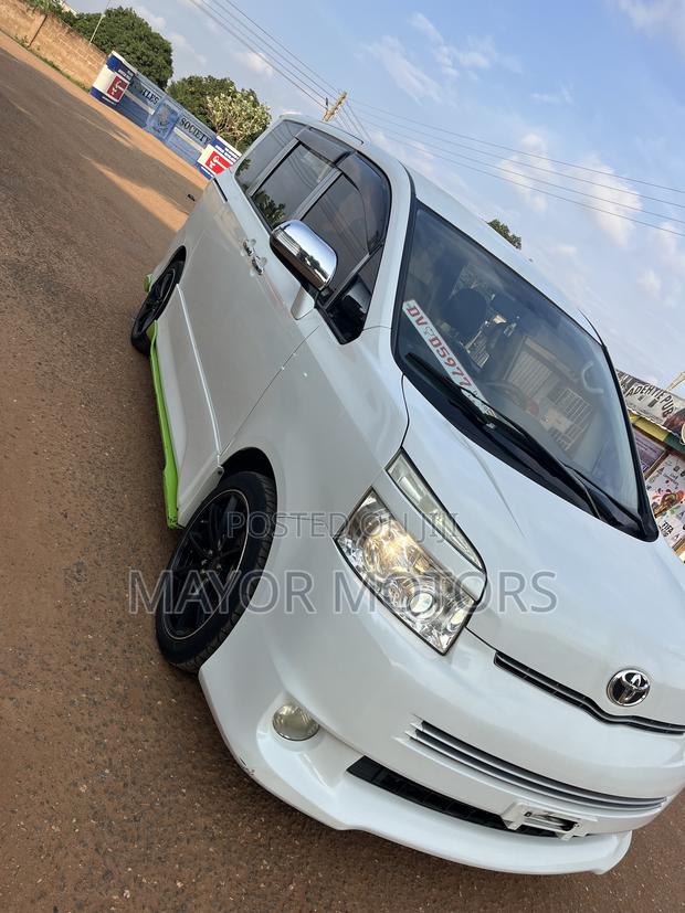 Toyota Voxy V 2WD 8-Seater 2011 White