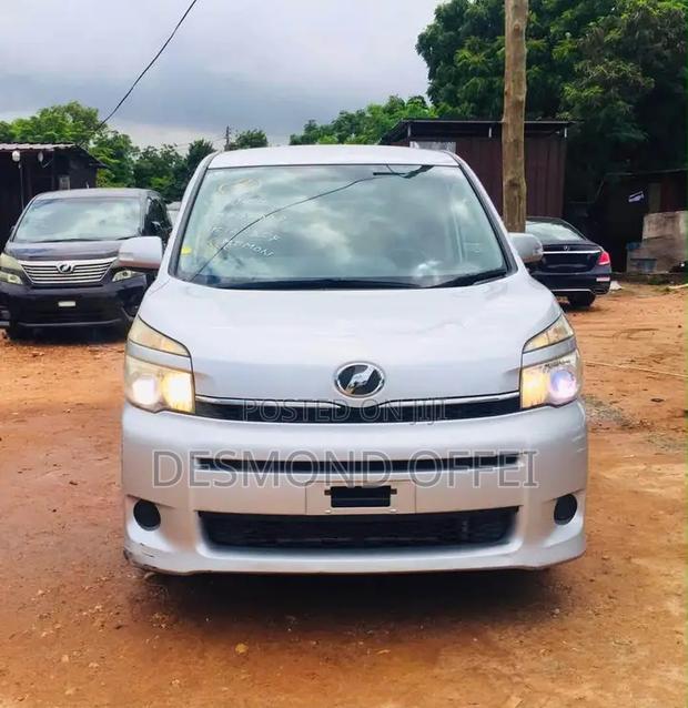 Toyota Voxy 2012 Silver