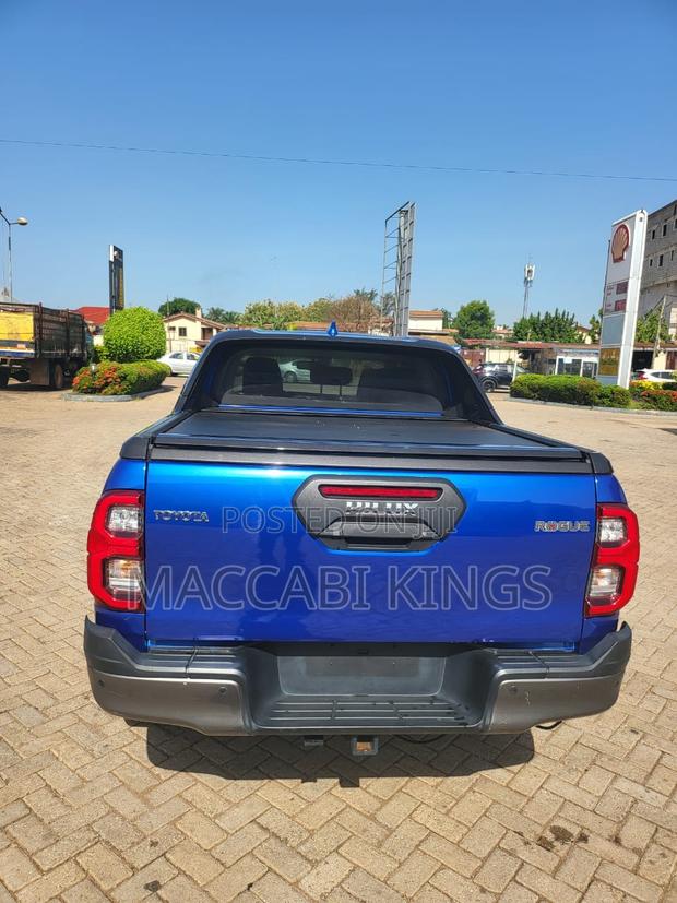 Toyota Hilux 2022 Blue