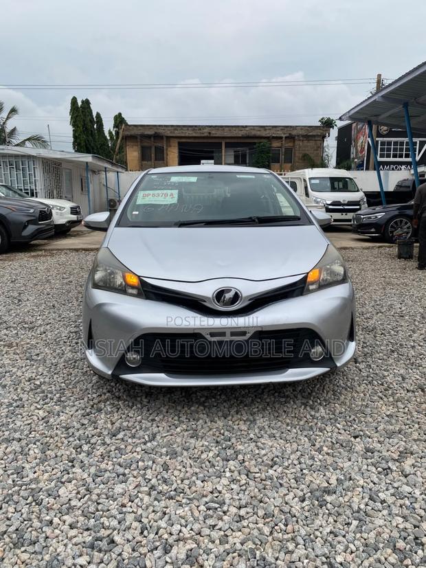Toyota Vitz 2014 Silver