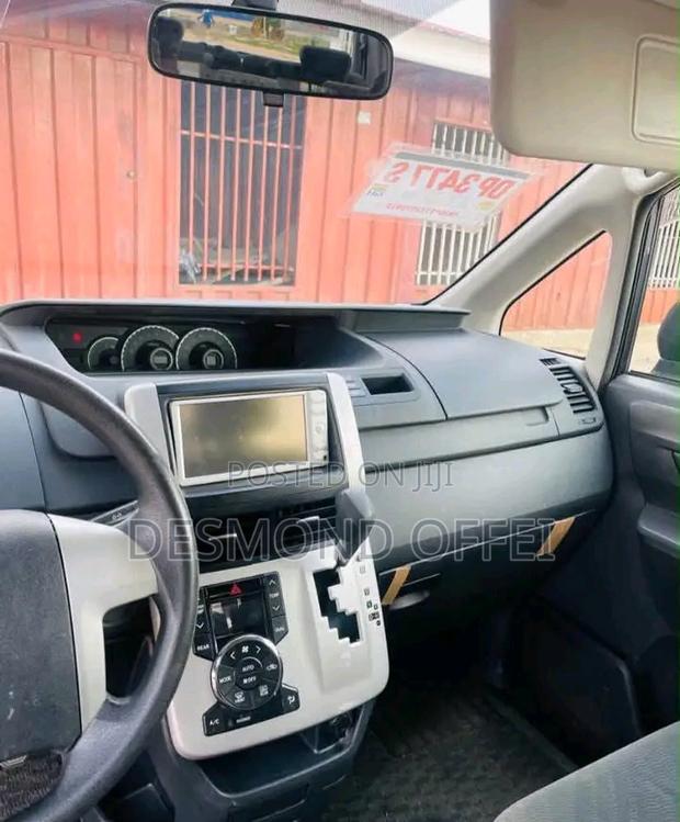 Toyota Voxy 2010 Black