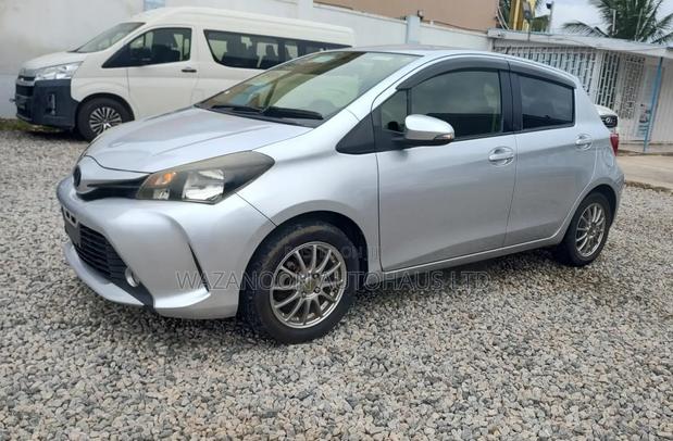 Toyota Vitz 2014 Silver
