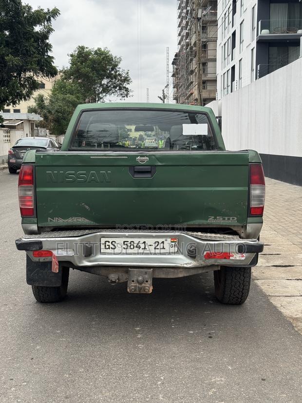 Nissan Navara 2.5 dCi 2008 Green