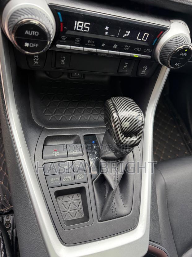 Toyota RAV4 XLE 2021 White