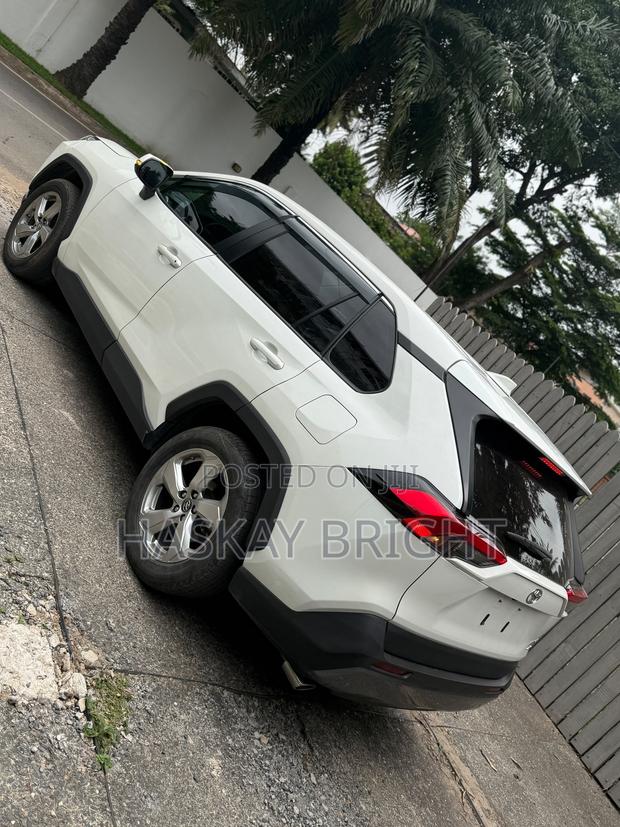 Toyota RAV4 XLE 2021 White