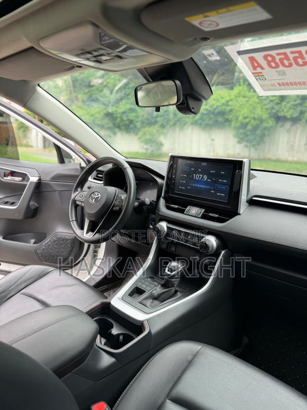 Toyota RAV4 XLE 2021 White