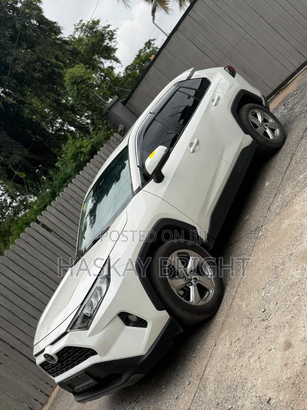 Toyota RAV4 XLE 2021 White