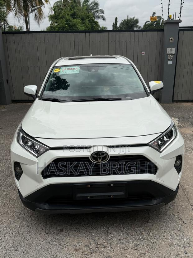 Toyota RAV4 XLE 2021 White