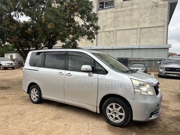 Toyota Noah 2.0 143hp AWD (8 Seater) 2013 Silver