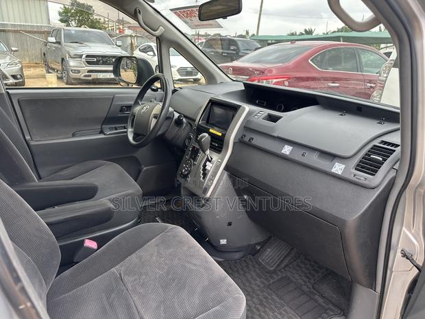 Toyota Noah 2.0 143hp AWD (8 Seater) 2013 Silver