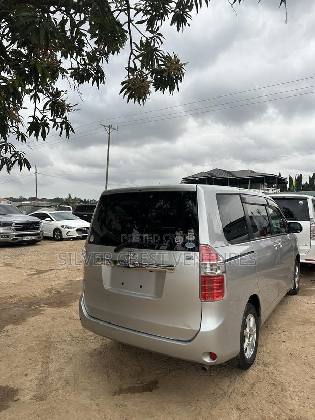 Toyota Noah 2.0 143hp AWD (8 Seater) 2013 Silver