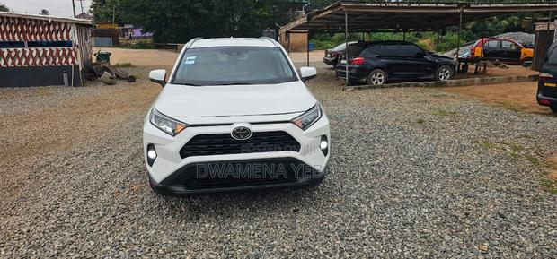Toyota RAV4 XLE AWD 2019 White