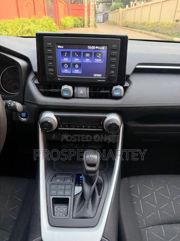 Toyota RAV4 2021 Silver