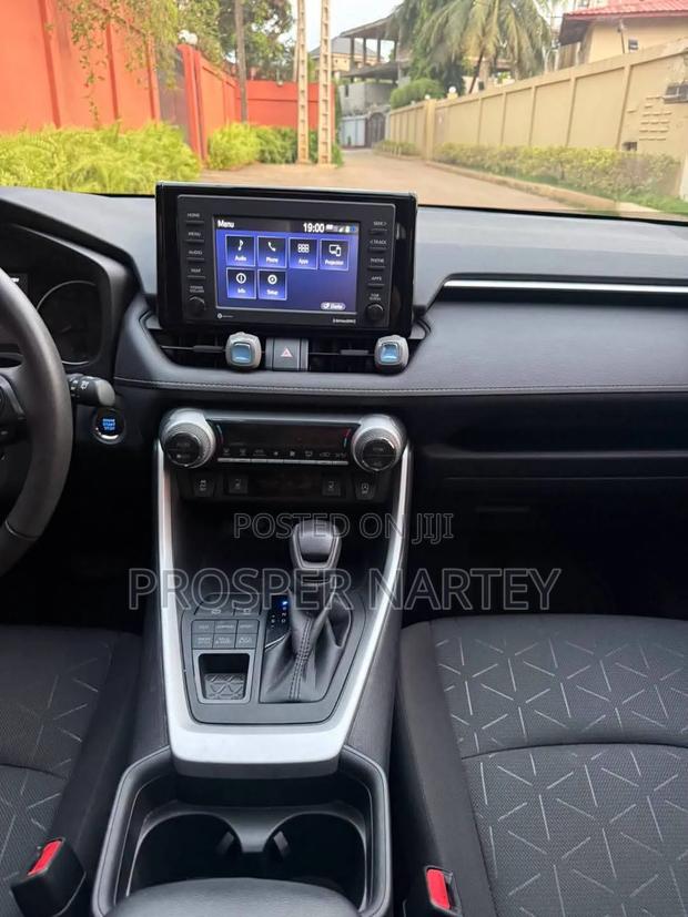 Toyota RAV4 2021 Silver