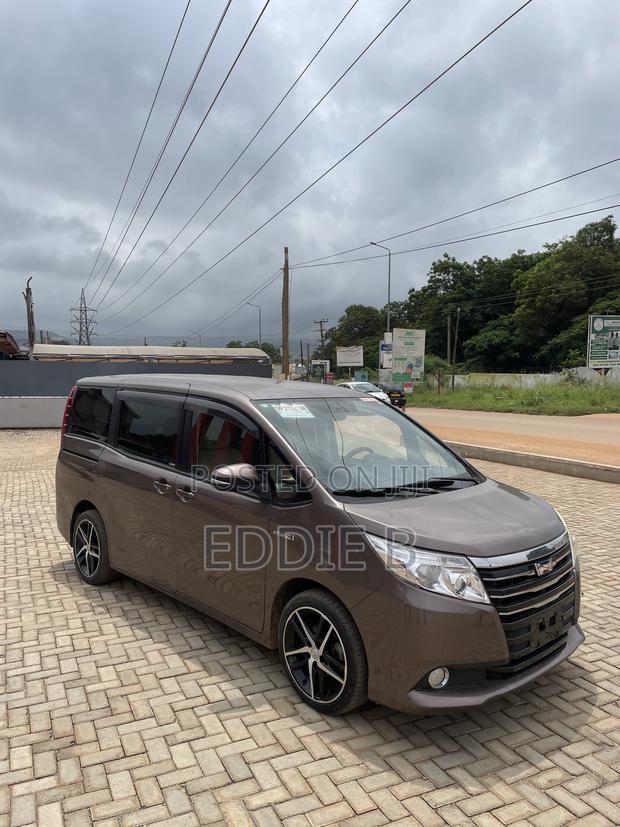 Toyota Noah 2.0 FWD (7 Seater) 2014 Brown