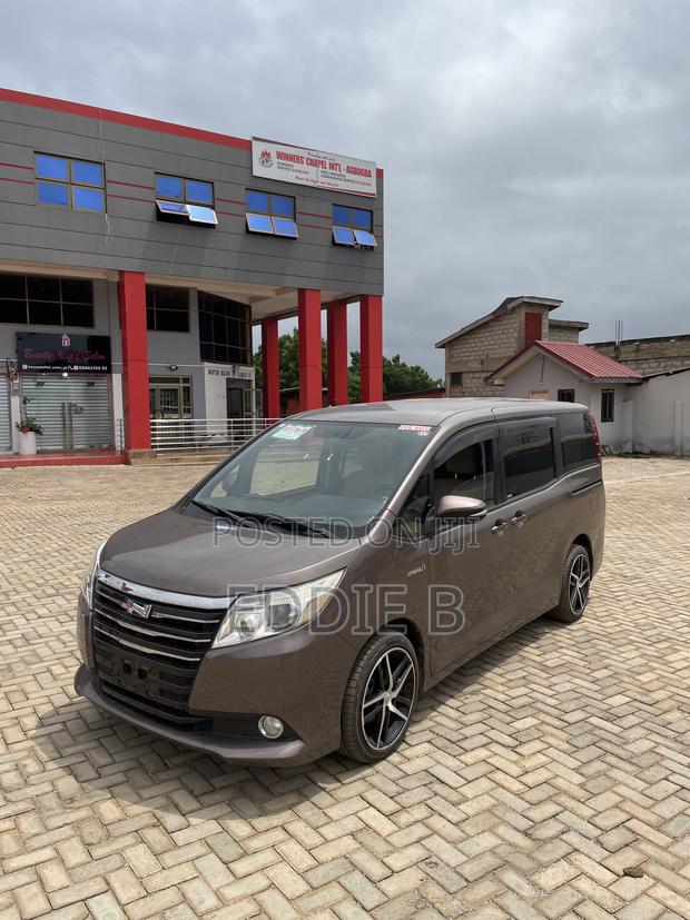 Toyota Noah 2.0 FWD (7 Seater) 2014 Brown