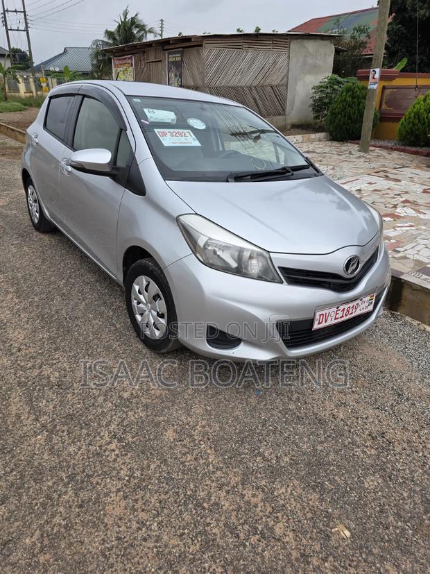 Toyota Vitz 2013 Silver